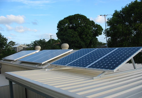 montaggio del pannello solare sul tetto