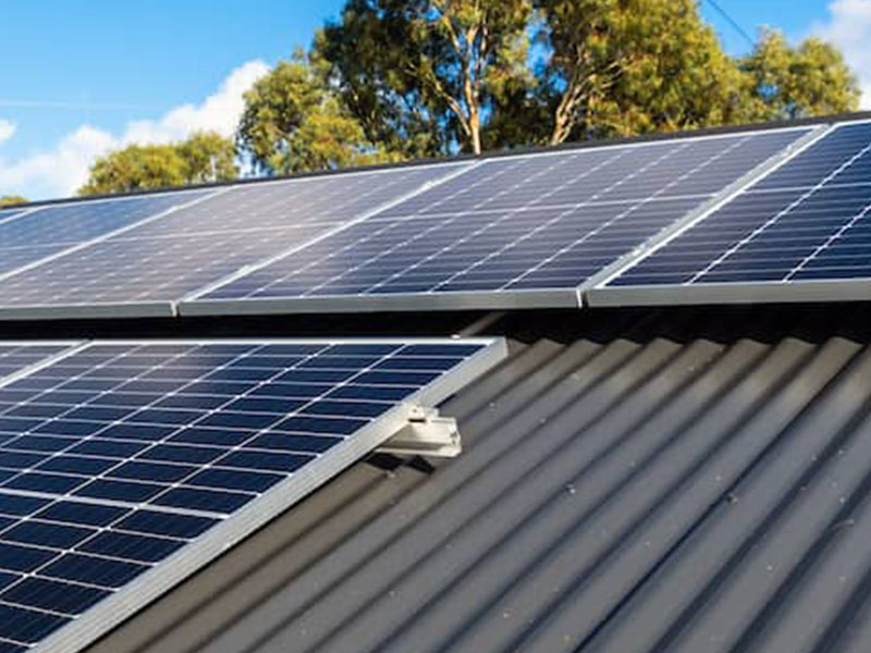 Come viene installato il solare sui tetti in metallo?