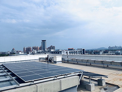 SUPERSOLAR aiuta l'università di Huaqiao a installare un sistema di energia solare autosufficiente